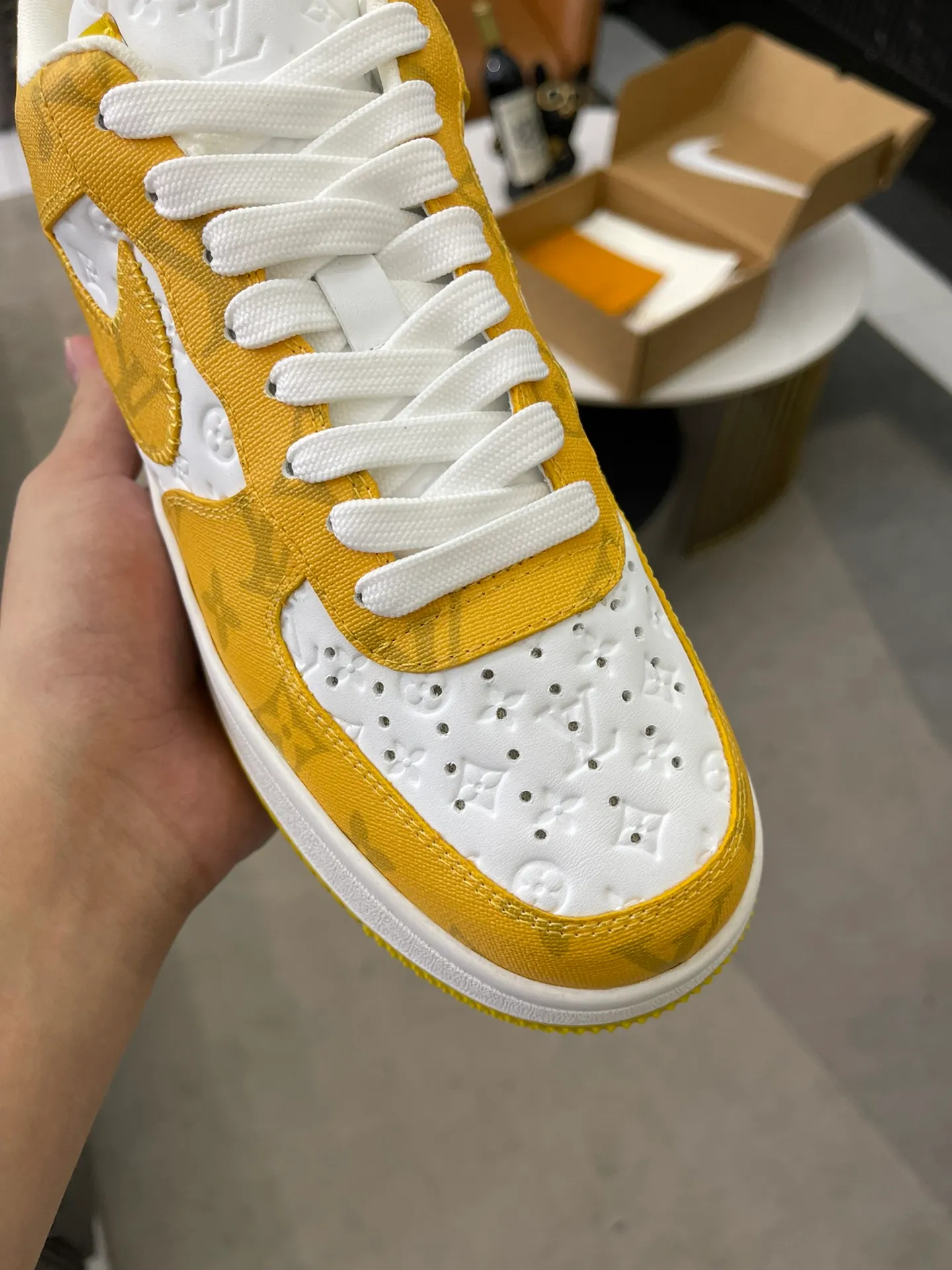 👟👟Ex-factory price 700👟👟 High version ⚠️Couple model👫Lv co-branded. Nik Air Jorda 1 Low AJ1 Jordan generation low-top classic retro culture and leisure sports basketball shoes refuse public soles and purchase raw materials synchronized with the original factory. All details restore 98% of the original flavor and are loyal to the original version. Outsole: Air cushion outsole adjusted by the original factory. Size: 35-45